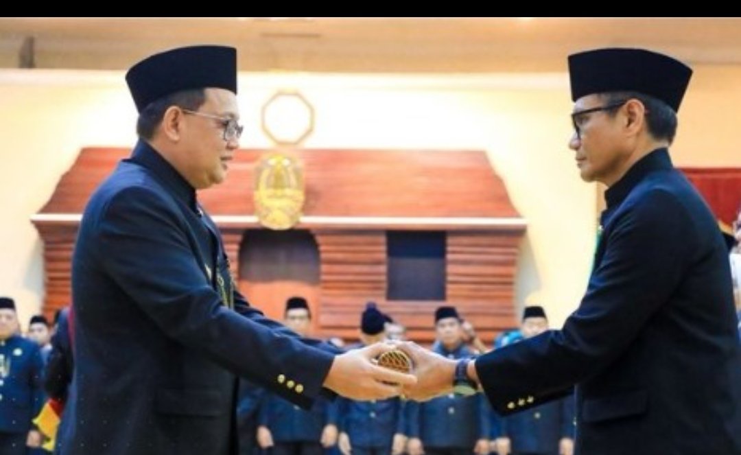 Pj Gubernur Jatim Serahkan SK Perpanjangan Masa Jabatan Pj Bupati Tulungagung