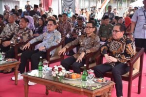 Pj Gubernur Jatim Resmikan Kawasan Kuliner Halal dan Jembatan Kalidawir di Tulungagung