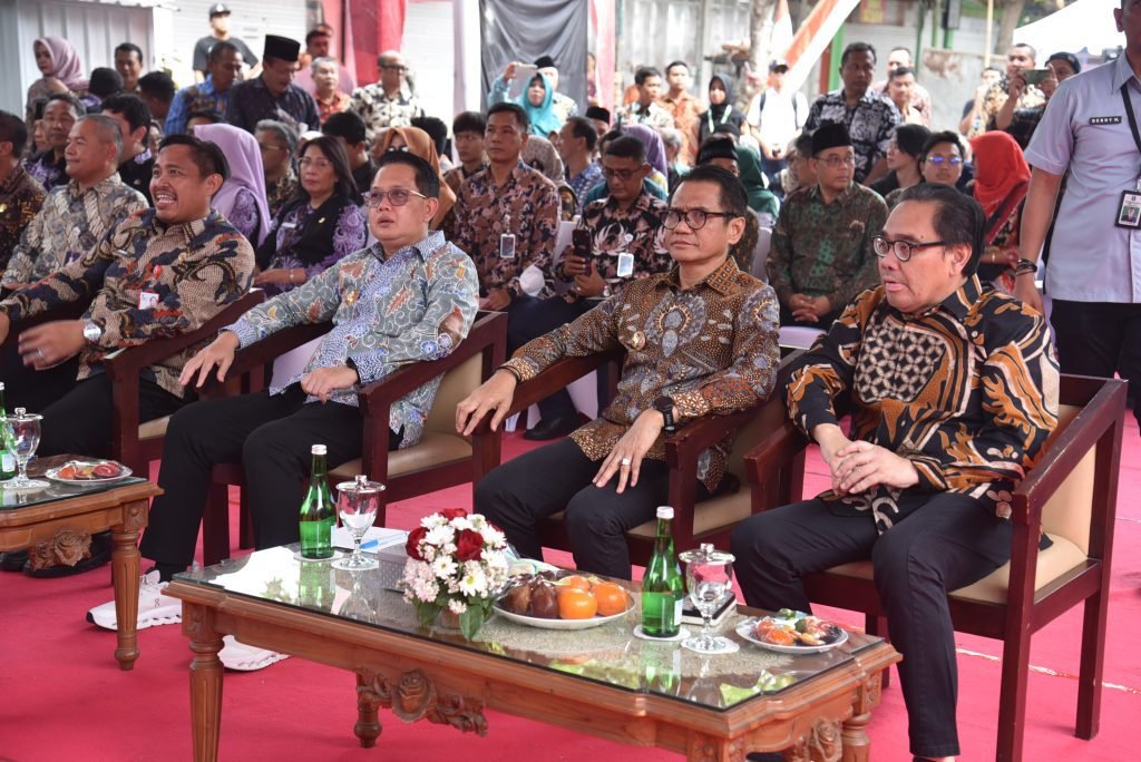 Pj Gubernur Jatim Resmikan Kawasan Kuliner Halal dan Jembatan Kalidawir di Tulungagung