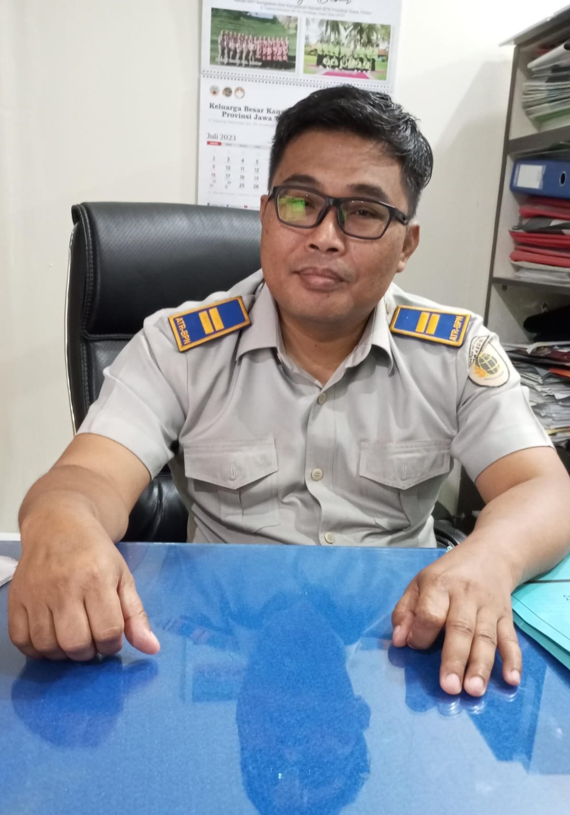 Kepala ATR/BPN Kabupaten Kediri Serahkan Sertifikat PTSL kepada Warga