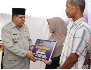 Pemkot Blitar Serahkan Bantuan Rumah Layak Huni