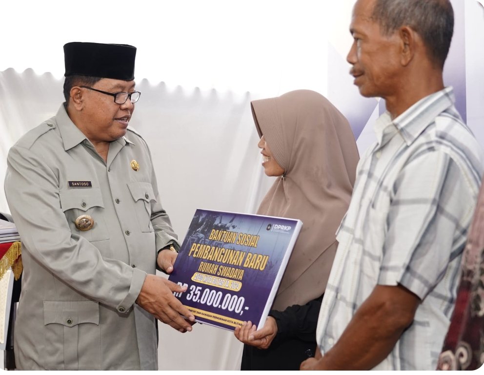 Pemkot Blitar Serahkan Bantuan Rumah Layak Huni