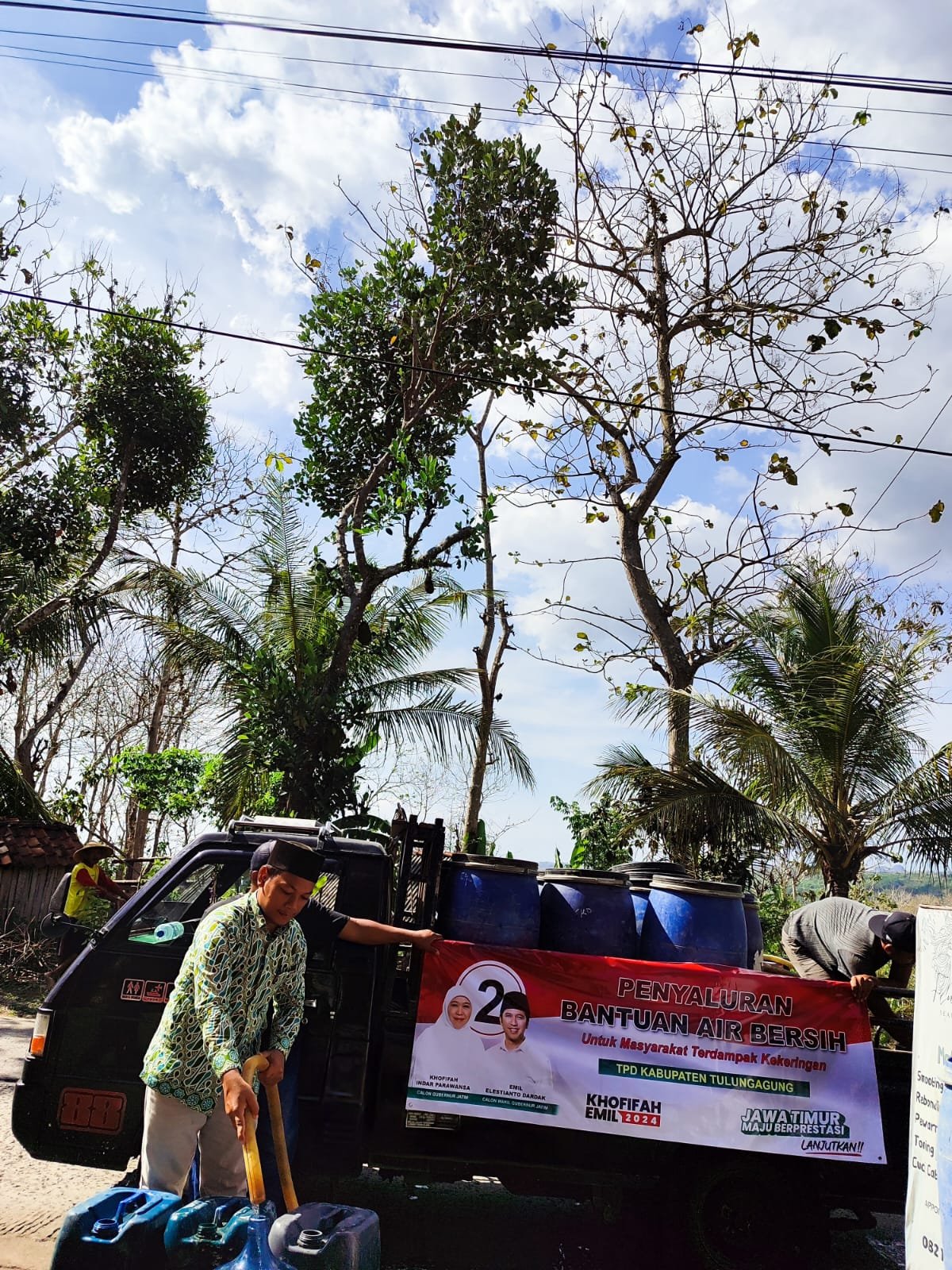 Bhakti Sosial Tim Khofifah-Emil, Salurkan Bantuan Air Bersih di Tulungagung