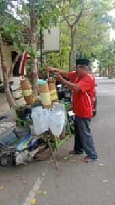 Gelas-gelas Legen, Kisah Keuletan Pak Bagong di Tepian Waktu