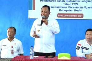 Penjabat Bupati Kediri Bagikan Sertifikat Tanah PTSL di Dua Desa