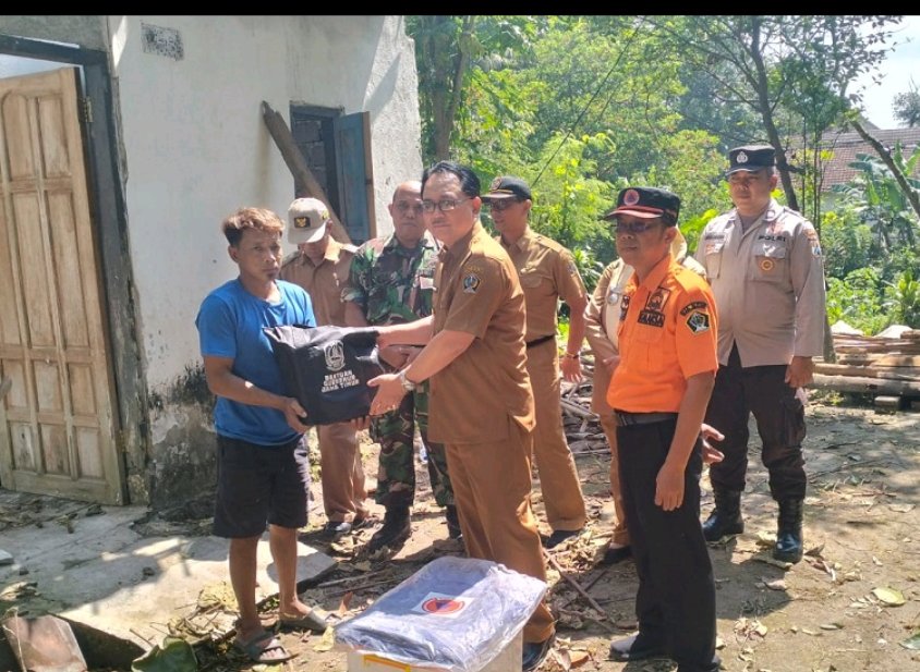 Pjs. Bupati Blitar Salurkan Bantuan untuk Korban Puting Beliung di Gandusari