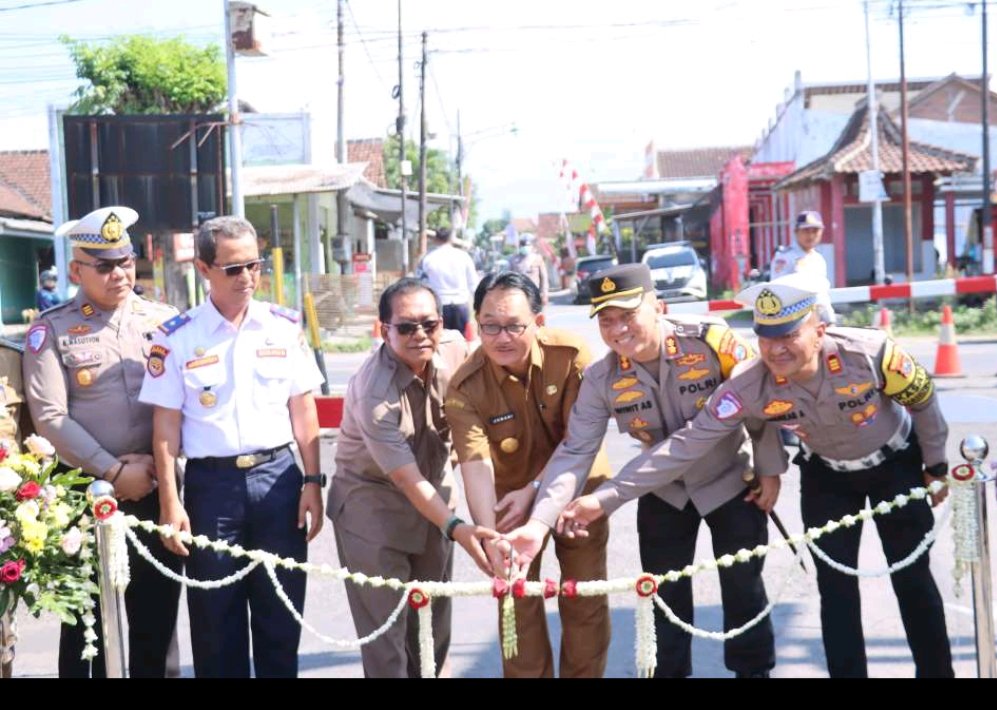 Pj. Bupati Blitar dan Kapolres Blitar Resmikan Palang Pintu dan Pos Jaga Perlintasan Kereta Api