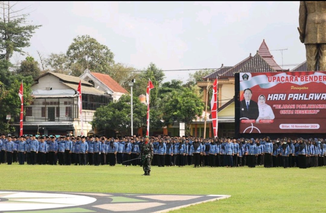 Pjs. Bupati Blitar Pimpin Upacara Hari Pahlawan 2024 di Alun-Alun Kanigoro