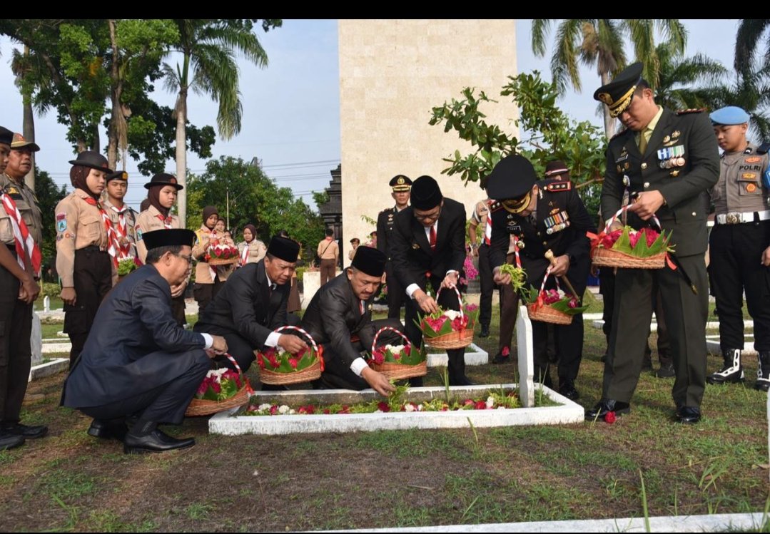 Pj Bupati Tulungagung Pimpin Apel Ziarah Nasional dan Tabur Bunga untuk Pahlawan