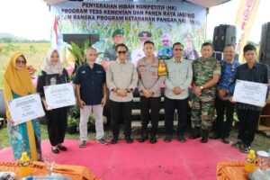Pj Bupati Tulungagung Serahkan Hibah Kompetitif Program YESS dan Panen Jagung