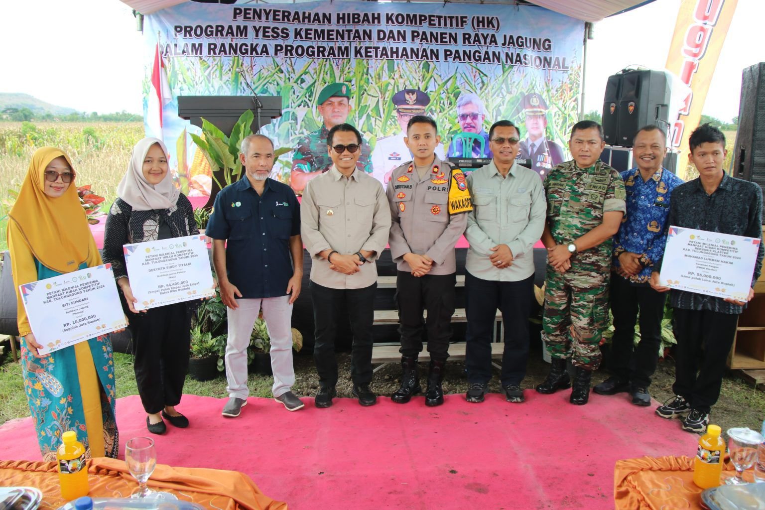 Pj Bupati Tulungagung Serahkan Hibah Kompetitif Program YESS dan Panen Jagung