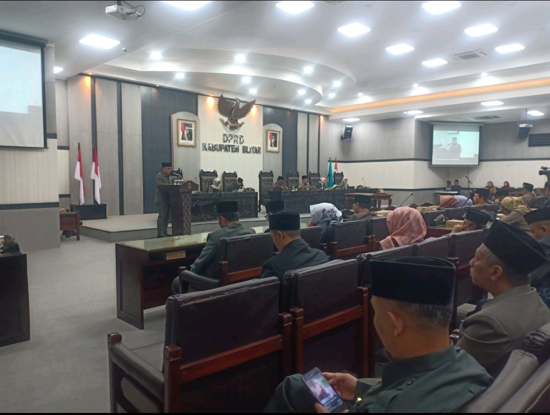 DPRD Sahkan Rancangan APBD Blitar 2025.