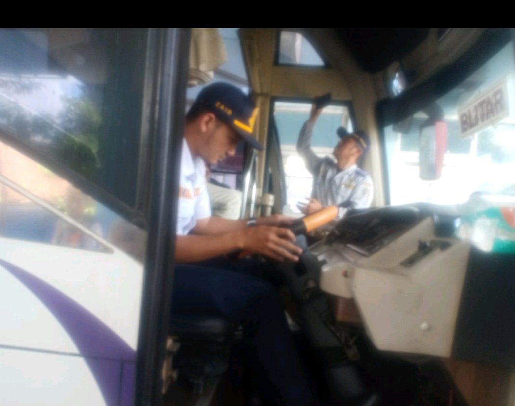 BNN Blitar Ajak Gabung 7 Instansi Gelar Pemeriksaan Bus dan Tes Urine di Terminal Kesamben Menyambut Nataru 2024