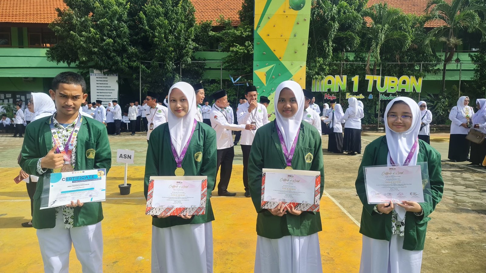 Murid MA Sains Bina Insan Kamil Tuban Raih Penghargaan Internasional Bidang Karya Tulis di HAB Kemenag ke-79
