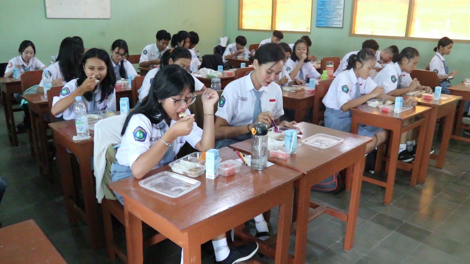 Terima Kasih Pak Prabowo : Apresiasi Spontan Siswa Saat Terima Paket MBG