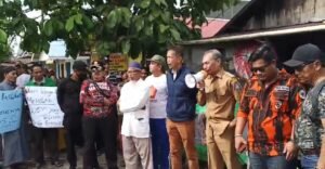 Warga Gang Purnawirawan 2 Gelar Aksi Damai Tolak Pembongkaran Rumah oleh Kodam XII/Tanjungpura