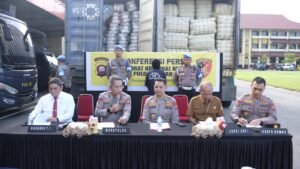 Polda Kalbar Amankan Empat Kontainer  Impor Pakaian Bekas Senilai Rp7,3 Miliar