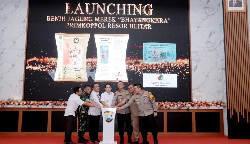 Kapolda Jatim  bersama Kapolres Blitar Launching Benih Jagung Merk Bhayangkara