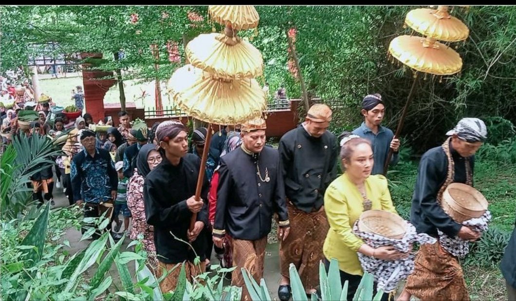 Kirab Tumpeng  Agung Metri Wujud Nyata Cinta Budaya Leluhur