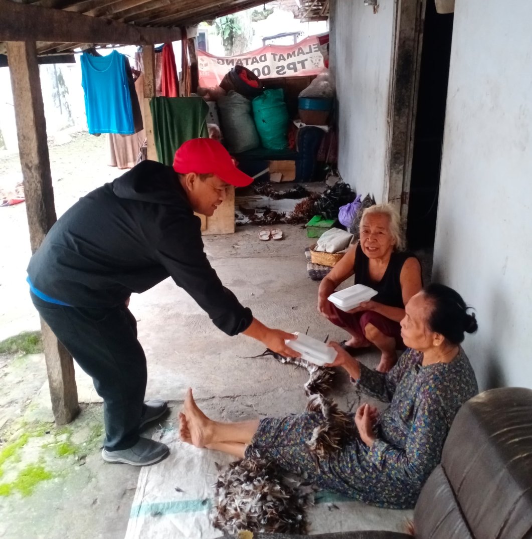 DPD IMO Magetan Rayakan HPN 2025, Bagikan Ratusan Nasi Bungkus