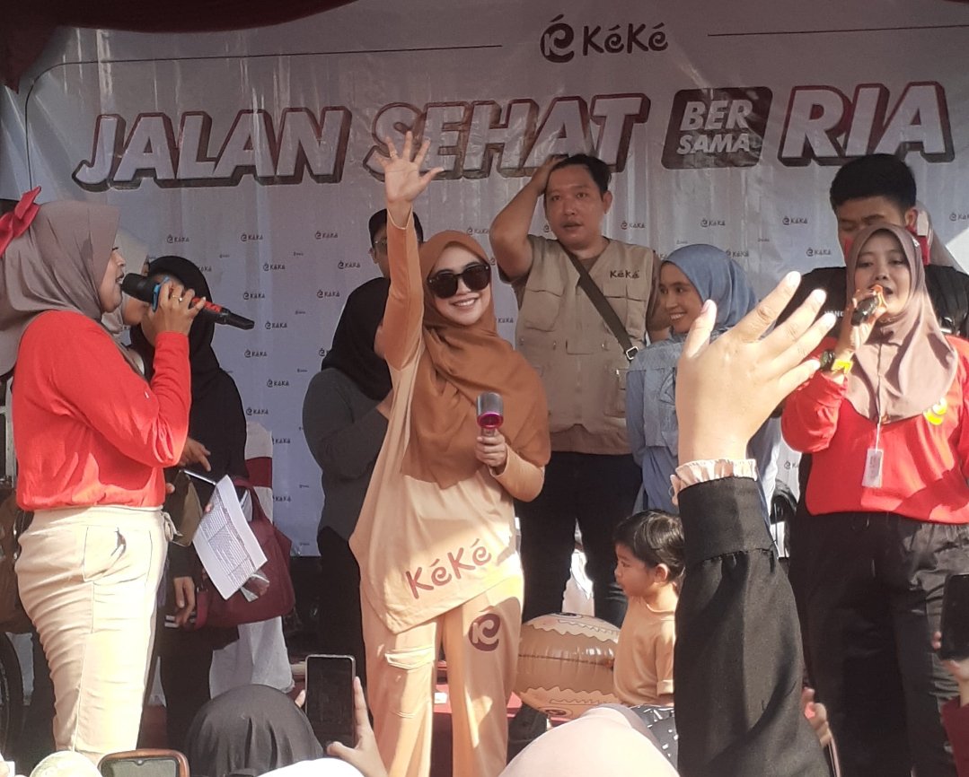 Ria Ricis Meriahkan Jalan Sehat Bersama Teras Keke Busana di Tulungagung