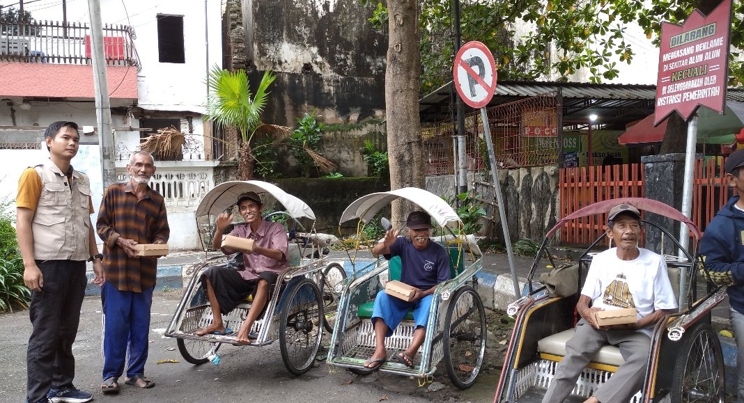 BAZNAS Tulungagung Distribusikan Ratusan Paket Makanan Gratis untuk Warga Kurang Mampu