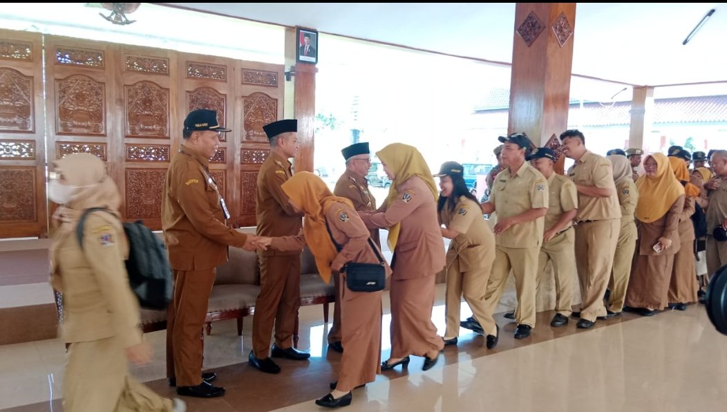 Antusiasme ASN Blitar Sambut Bupati dan Wakil Bupati di Pendopo Sasana Adipraja
