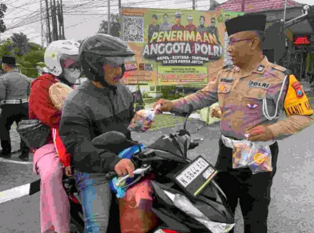 Satlantas Polres Blitar Bagikan Takjil Gratis
