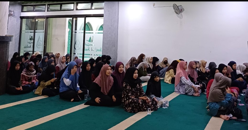 Takmir Masjid Baitul Hakim UIN SATU Tulungagung Gelar Pengajian dan Bagi Takjil