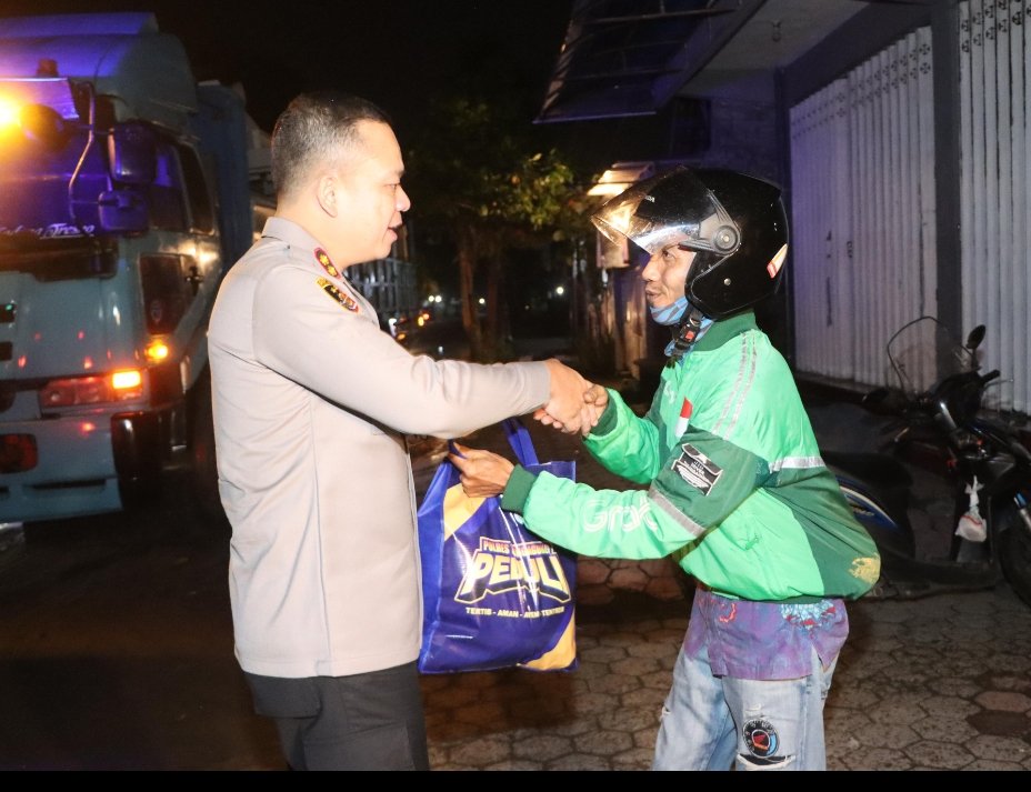 Kapolres Tulungagung Bagikan Sembako saat Patroli Malam