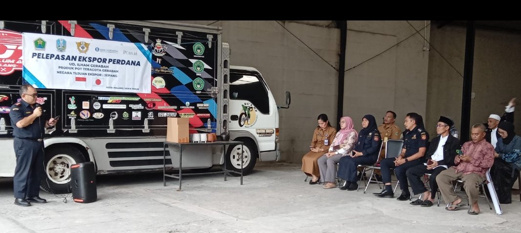 Diskopindag Memberangkatkan Ekspor Gerabah Perdana UMKM Klinik Ekspor Malang ke Jepang