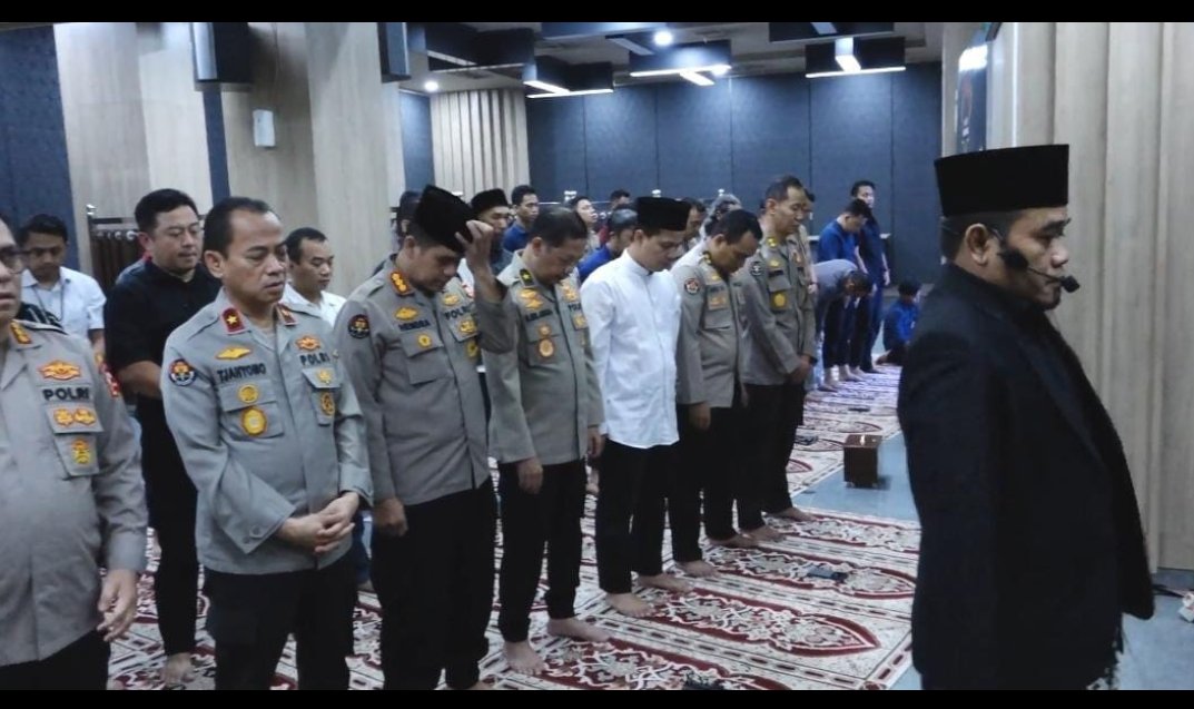 Polres Blitar Gelar Sholat Ghaib untuk Anggota Polri yang Gugur di Way Kanan
