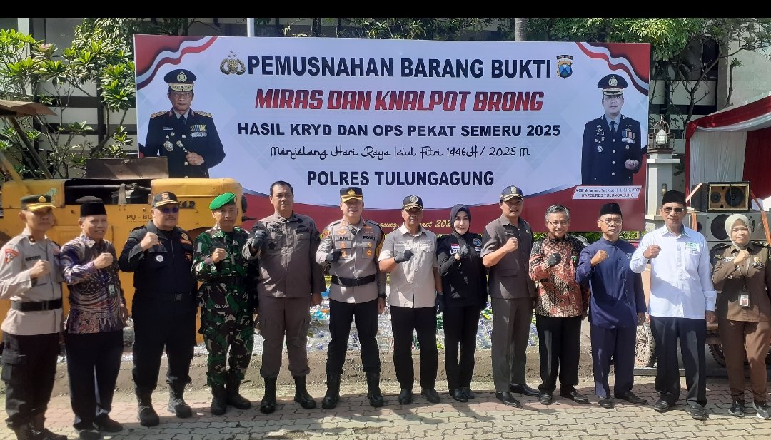 Polres Tulungagung Gelar Pemusnahan Knalpot Brong dan Miras di Ops Ketupat Semeru 2025