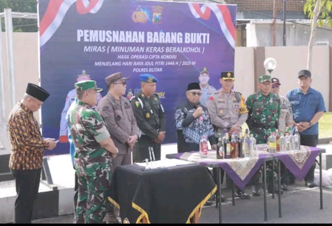 Polres Blitar Hancurkan 3.062 Botol Miras Hasil Operasi Pekat Semeru 2025