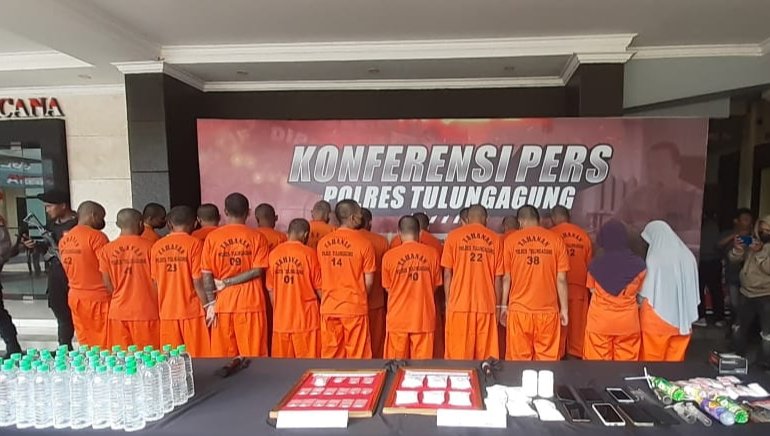 Polres Tulungagung Ungkap 16 Kasus Narkoba dan Miras, 25 Tersangka Ditangkap