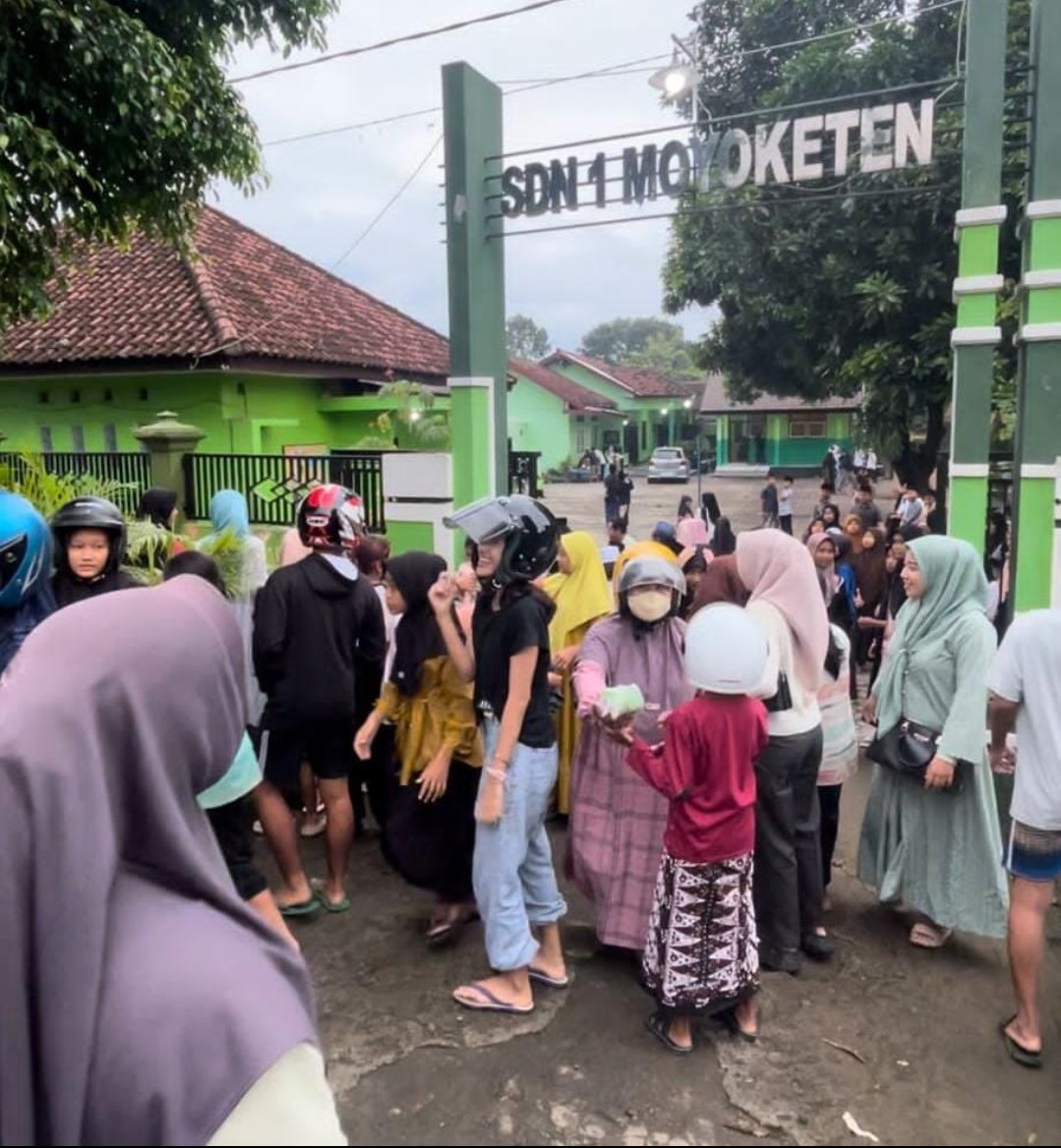 SDN 1 Moyoketen Gelar Aksi Takjil, Ajarkan Kepedulian Sosial