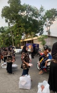 FKPPI 1307/Tulungagung Rayakan Kebersamaan dengan Berbagi Takjil di Bulan Suci Ramadhan