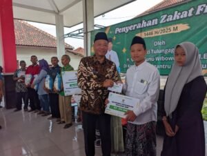 Pemkab Tulungagung Bersama BAZNAS Salurkan Zakat Fitrah ASN