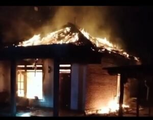 Dugaan Korsleting Listrik, Rumah Warga Waung Tulungagung Hangus Dilalap Api