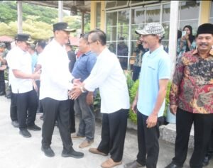 Sambang Deso’ di Mbalong Kawuk, Bupati Tulungagung Serahkan BLT dan Pantau Jalan Usaha Tani