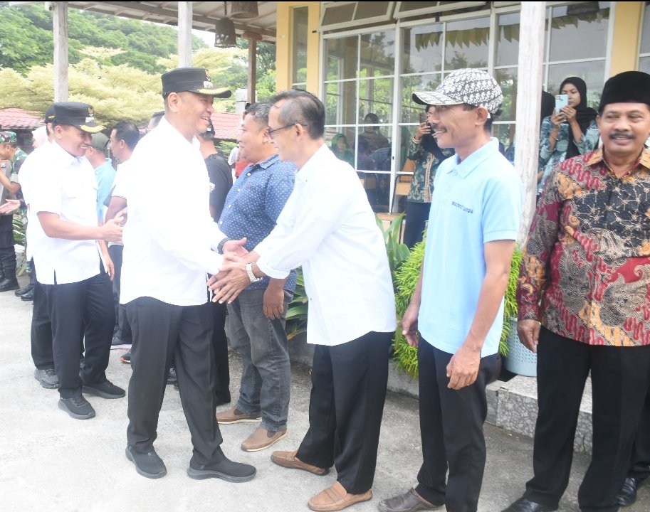Sambang Deso’ di Mbalong Kawuk, Bupati Tulungagung Serahkan BLT dan Pantau Jalan Usaha Tani