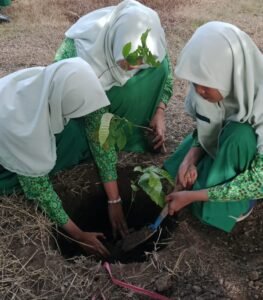 Santri SMP Islam Al Azhaar Tulungagung Tanam Pohon di Peringatan Hari Bumi 2025