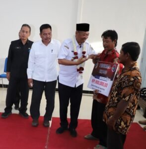 Bupati GS Salurkan BLT Dana Desa Tahap II di Batokan, Ingatkan Warga Manfaatkan Bijak