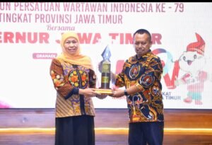 Konsisten Genjot Ekonomi Regional, Khofifah Raih PWI Jatim Award 2025
