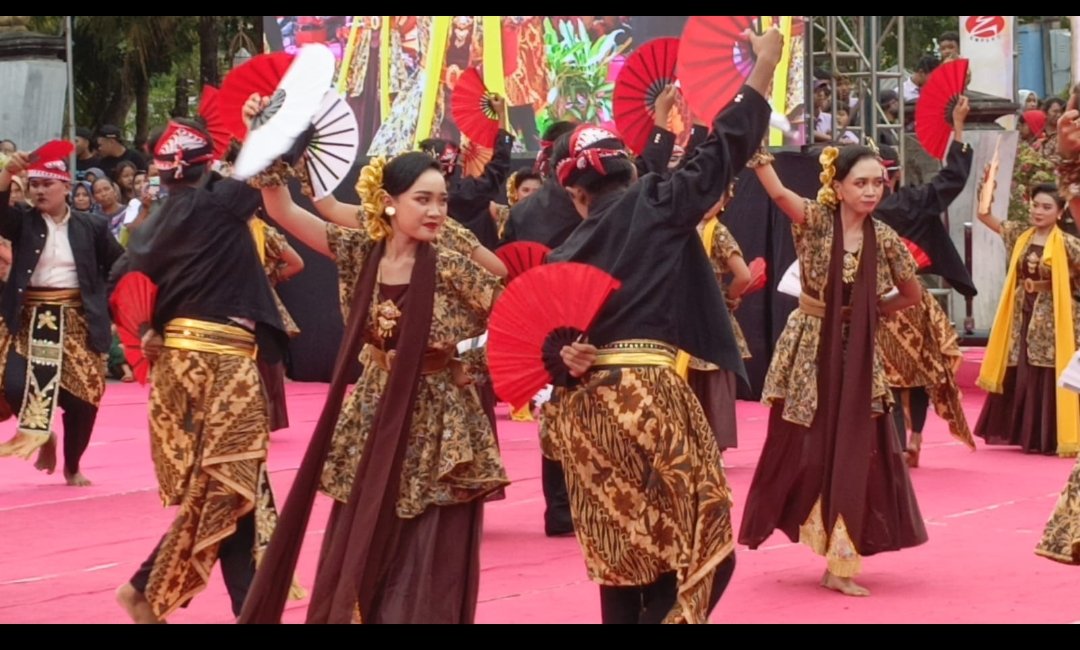 “Gerak Merajut Bhinneka”: SMPN 2 Tulungagung Ukir Nusantara di Hari Pendidikan dan Tari