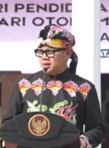 Peringatan Hardiknas Kota Blitar, Wamendagri Berpesan Cetak Generasi Berkarakter  