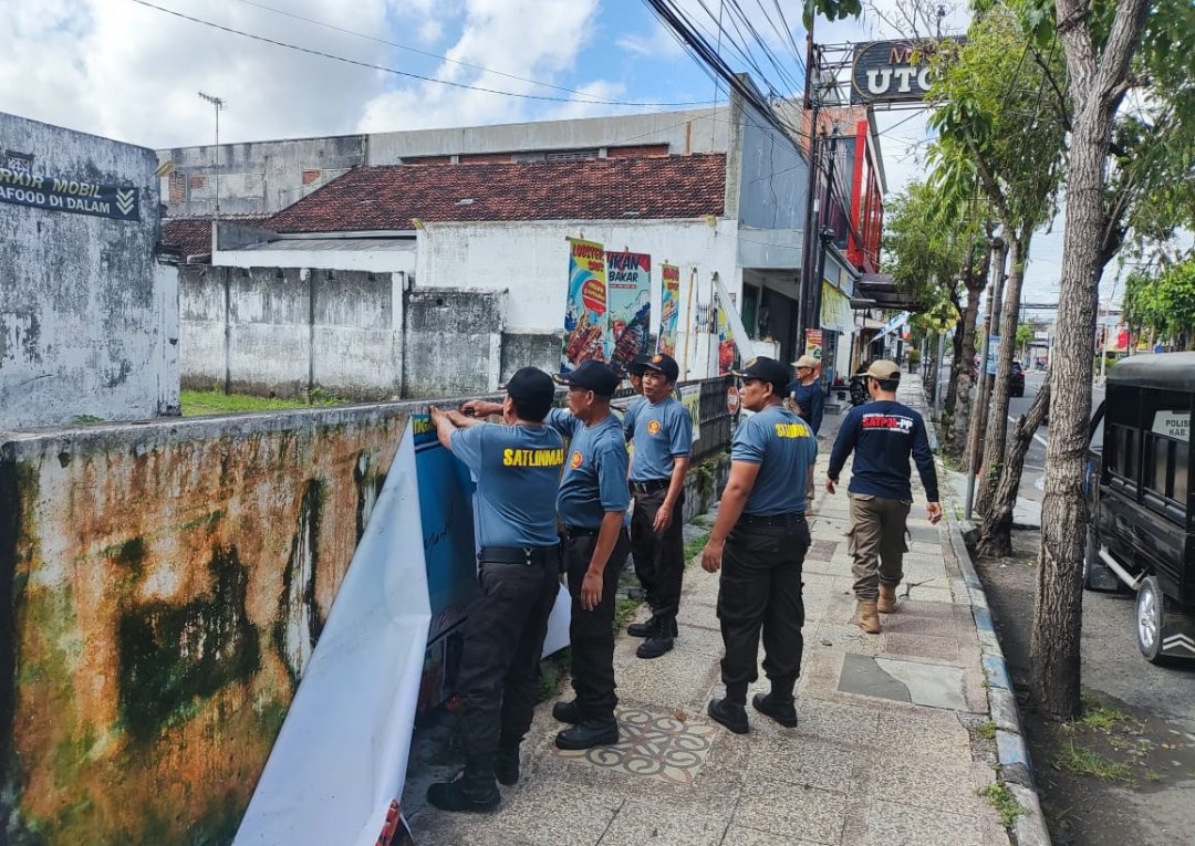 Satpol PP Tulungagung “Sikat” Reklame Kedaluwarsa di 10 Titik Kota