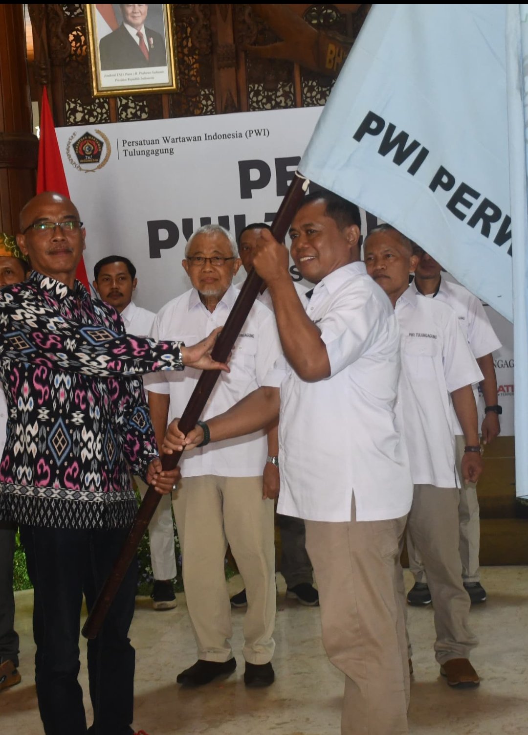 Bupati Gatut Sunu: Wartawan Harus Jadi Benteng Melawan Hoaks dan Disinformasi