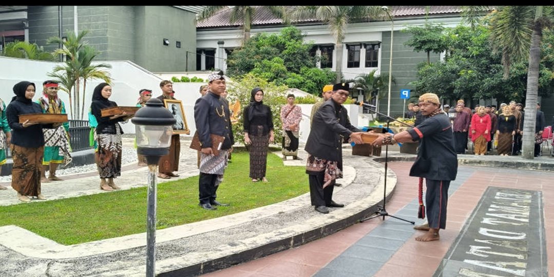 Ketua DPRD Blitar Terima Bedholan Pusaka Pataka Pancasila dalam Upacara Khidmat