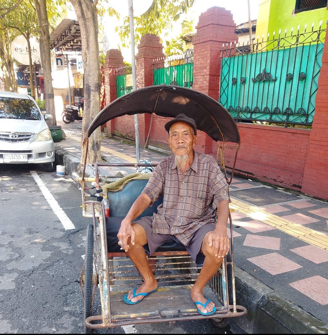 Mengayuh Harapan di Ujung Zaman: Kisah Para Tukang Becak Ditengah Modernisasi Trenggalek